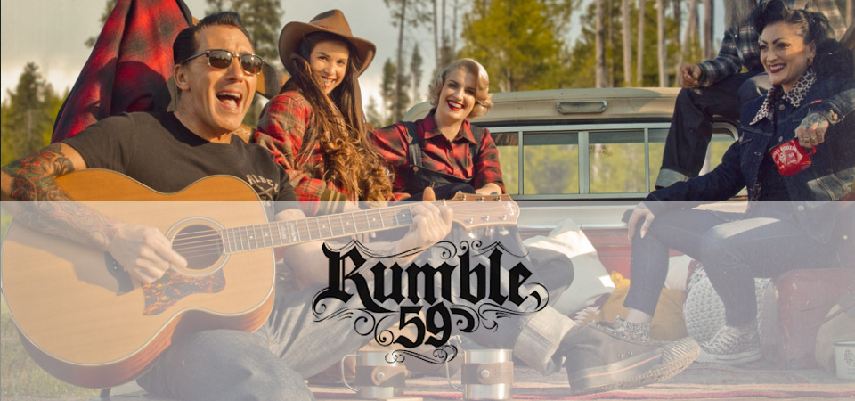 Eine Gruppe von Männern und Frauen tragen Kleidung im Western-Stil, Logo der Marke Rumble 59