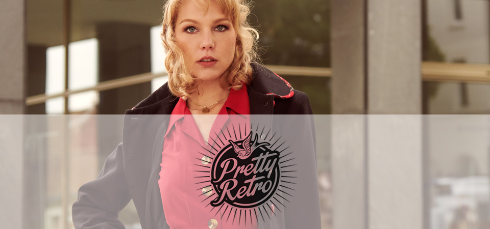 Frau in rotem Kleid und schwarzem Mantel im Vintage-Stil, Logo der Marke Pretty Retro