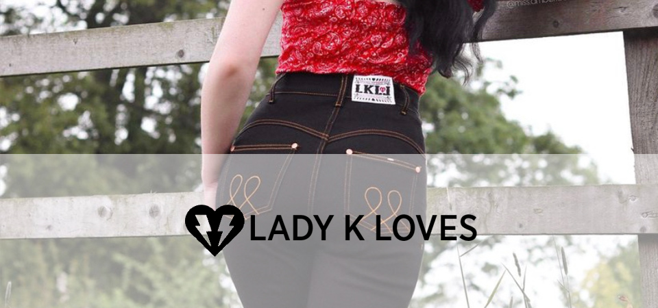Rückenansicht einer Frau in Rockabilly-Jeans, Logo der Marke Lady K Loves
