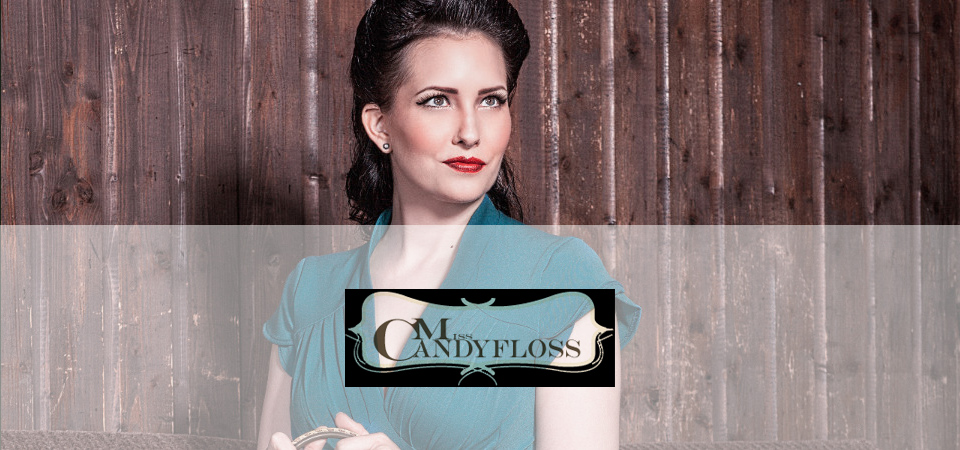 Frau trägt petrolfarbenes Kleid im 50er Jahre Stil, Logo der Marke Miss Candyfloss