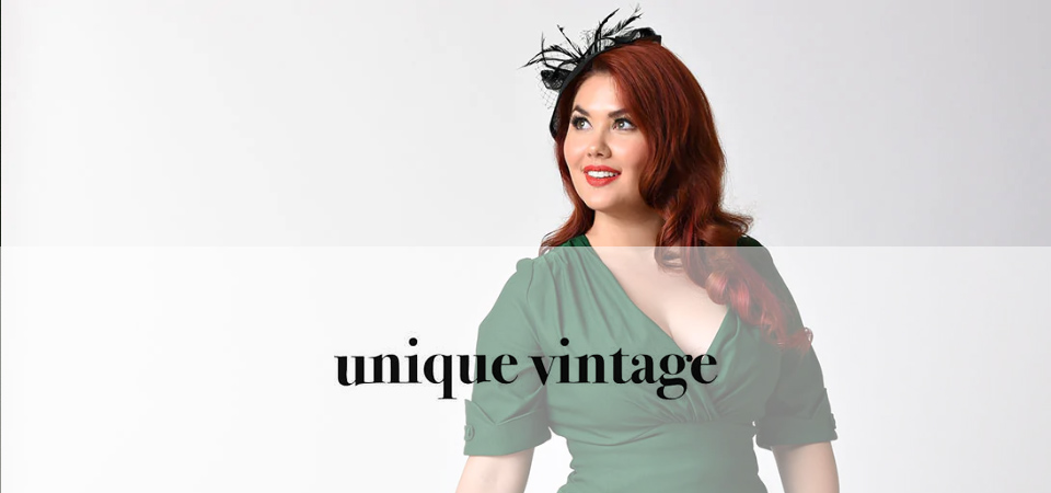 Eine Frau trägt ein grünes Petticoatkleid im 50er Jahre Stil, Logo der Marke Unique Vintage