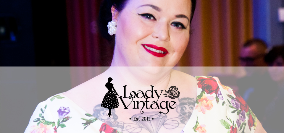 Lächelnde Frau im geblümten Kleid, Logo der Marke Lady Vintage