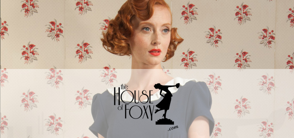 Eine Frau im 30er Jahre Kleid, Logo der Marke House of Foxy