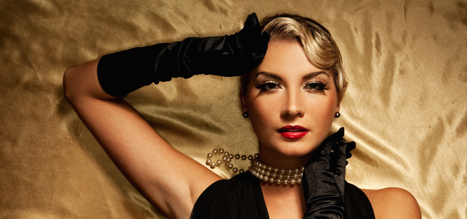 Elegante Frau im Vintage-Look mit langen schwarzen Handschuhen