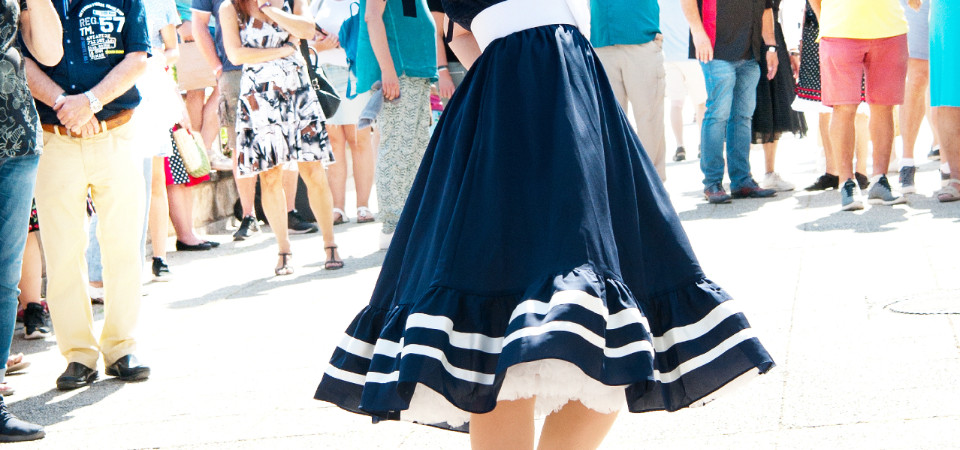 Ein Model auf einer Modenschau trägt ein Matrosenkleid im 50er Jahre Stil mit Petticoat