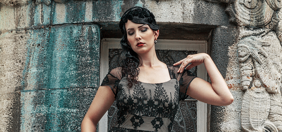 Eine Frau in einem langen Abendkleid aus Spitze im Stil der 1930er Jahre