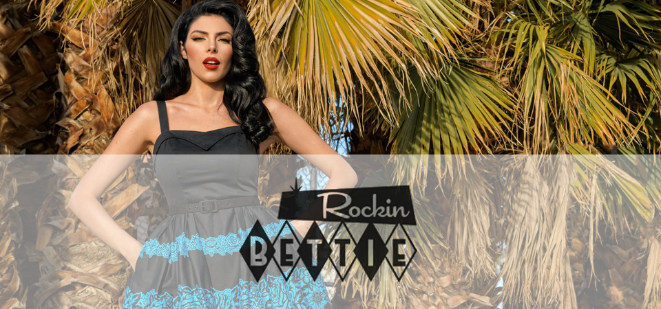 Frau in einem schwarz-türkisfarbenen Petticoatkleid im 50er Jahre Stil, Logo der Marke Rockin Bettie