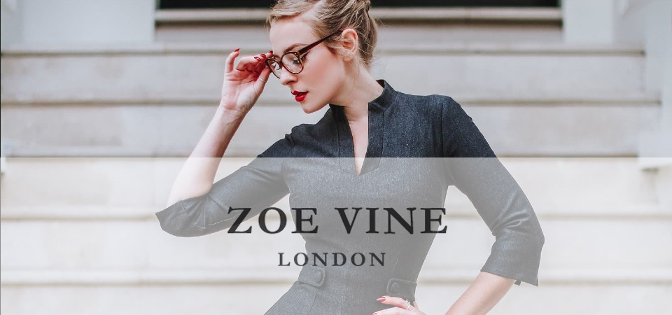 Eine Frau trägt ein graues Pencilkleid im 50er Jahre Stil, Logo der Marke Zoe Vine
